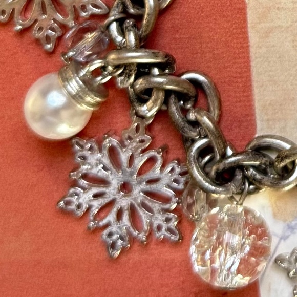 VINTAGE AVON Bracelet Holiday Snowflake Charms Beaded Faux Pearls (7") - Picture 2 of 7